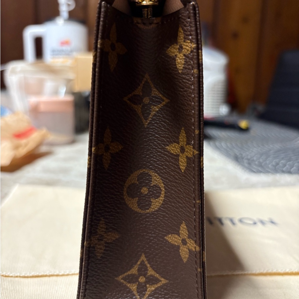 discontinued LV toiletry 19 pouch - Picture 5 of 15